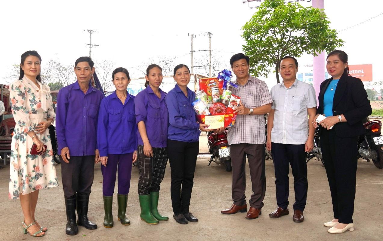 Thăm, chúc Tết Đội công nhân vệ sinh môi trường chợ Đông Hà
