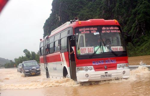 Nhiều tuyến đường huyện Tuyên Hóa chìm ngập khiến phương tiện giao thông đi lại rất khó khăn.