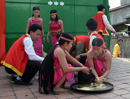 Thiếu nữ Nguồn thi làm “cơm pồi” - một món ăn truyền thống làm từ bột ngô, sắn, gạo, mật ong - trong hội Rằm tháng ba. Ảnh: H.B