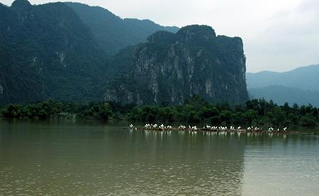 Thiếu nữ Nguồn thi làm “cơm pồi” - một món ăn truyền thống làm từ bột ngô, sắn, gạo, mật ong - trong hội Rằm tháng ba. Ảnh: H.B
