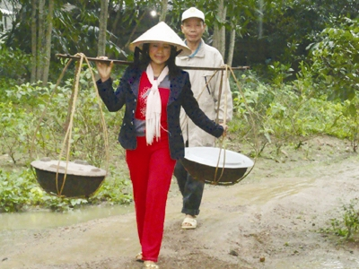 Vợ chồng chị Dung gánh cỗ đến nhà cha mẹ