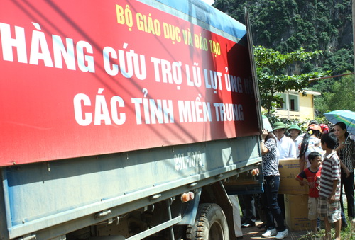 Đoàn cứu trợ bão lũ của Bộ GD-ĐT sáng nay đã đến thăm và tặng quà cho nhân dân và GV-HS tỉnh Quảng Bình. Ảnh, gdtd.vn