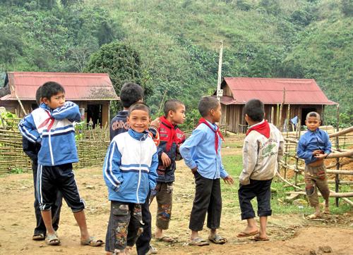 Trang thông tin nội bộ Văn phòng UBND tỉnh Quảng Bình - Các em đã có áo ấm để chống chọi giá rét đại ngàn