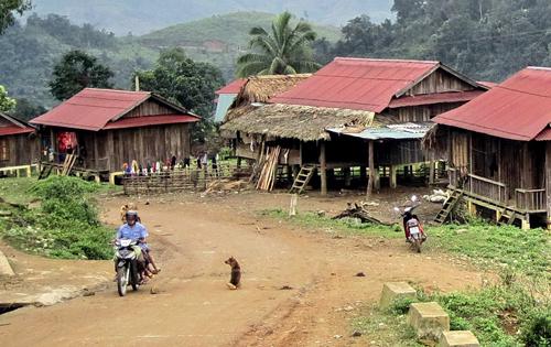 Trang thông tin nội bộ Văn phòng UBND tỉnh Quảng Bình - Để đi lại, dân bản giờ đã có cả xe máy