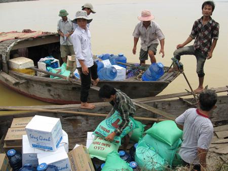 Nhiều tổ chức, cá nhân đã chuyển hàng cứu trợ về tay dân vùng lũ khi cơn lũ chưa đi qua
