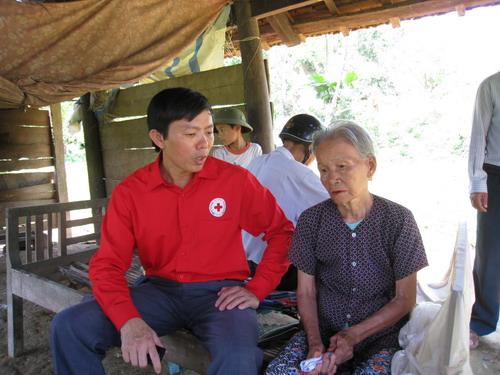 Đại diện hội chữ thập đỏ tới hỏi thăm bà con bị thiệt hại