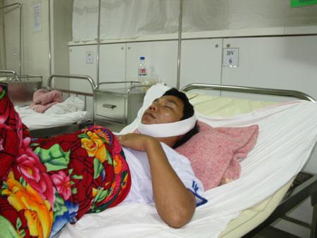 Kiểm lâm viên Phan Thanh Long đang được điều trị tại Bệnh viện T.Ư Huế.
