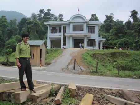 Trạm kiểm lâm Xuyên Á nằm trơ trọi giữa rừng, cách khu dân cư 20 km và không phương tiện liên lạc.
