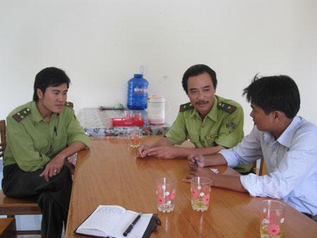 Các kiểm lâm viên ở Trạm kiểm lâm Xuyên Á khi kể lại sự việc với phóng viên.