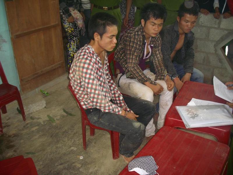 Ba đối tượng bị người dân bắt giữ sau đó giao nộp cho lực lượng công an.