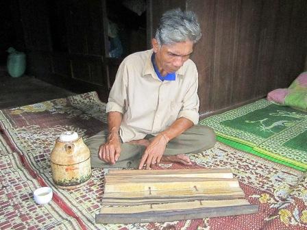 Ông Hồ Phoong ngồi kể lại nội dung cơ bản của quyển sách lá.