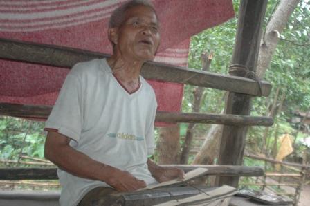 Ông Hồ Căm ngồi đọc lại sách lá.