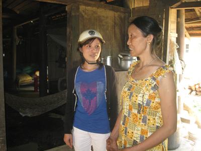 Hồ Thị Hồng (bên trái) đang đi khảo sát tình hình để thiết kế nhà chống lũ.