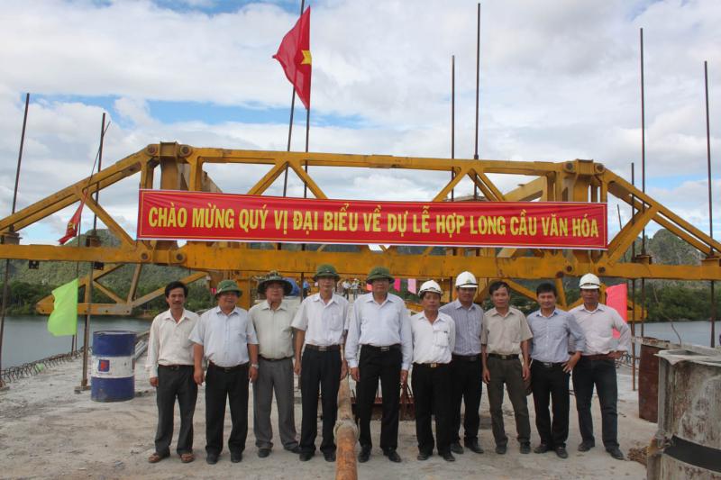 Đại biểu tham gia lễ hợp long