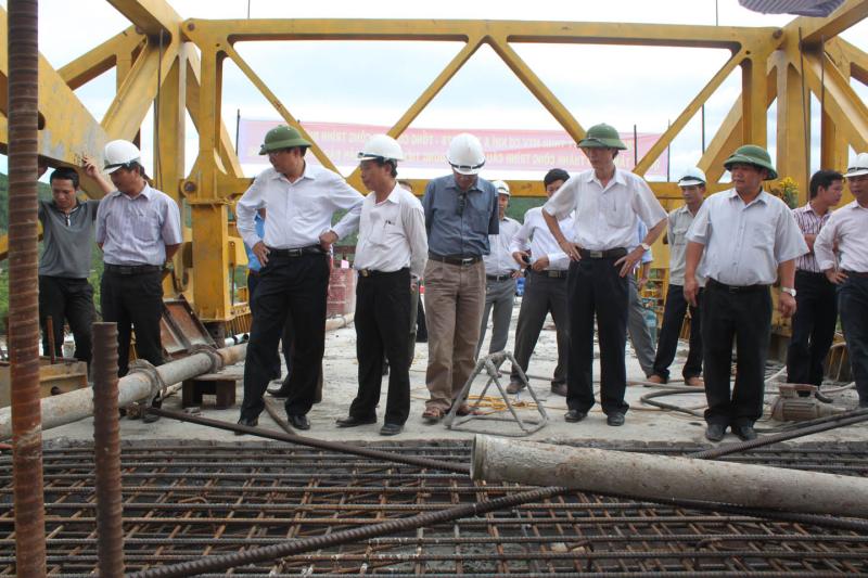 Lãnh đạo sở GTVT Quảng Bình cũng các bên tham gia thi công cầu Văn Hóa tại điểm tiến hành hợp long.