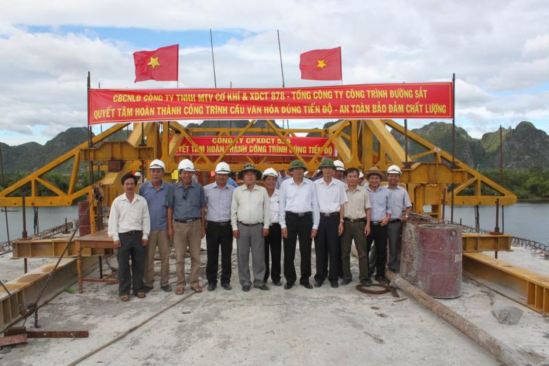 Lãnh đạo sở GTVT Quảng Bình cũng các bên tham gia thi công cầu Văn Hóa tại điểm tiến hành hợp long.