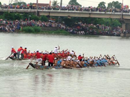 Lực lượng công an cũng hết sức vất vả để bảo vệ đường đua an toàn cho các đội