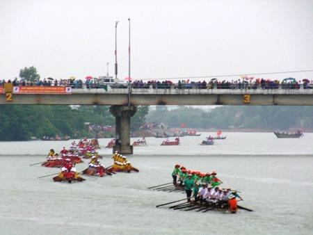 Khán giả không quản ngại trời mưa