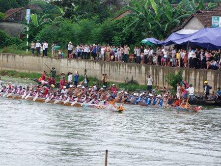 Vì không có chổ đứng nên nhiều khán giả đành xuống dưới gầm cầu để cổ vũ