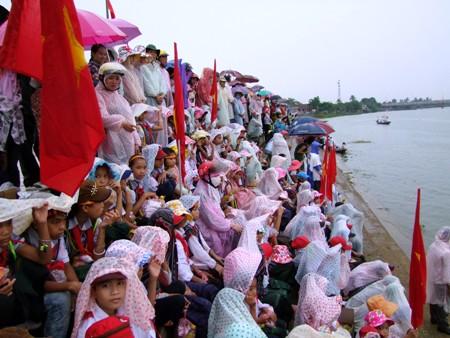 Khán giả không quản ngại trời mưa
