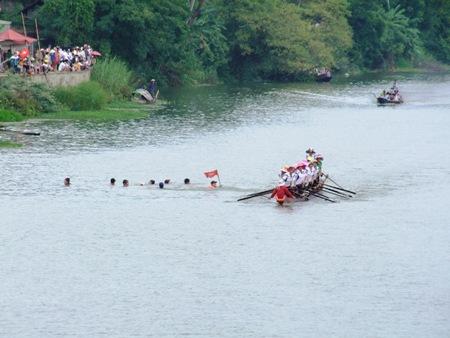 Mang cờ bơi ra sông cổ vũ