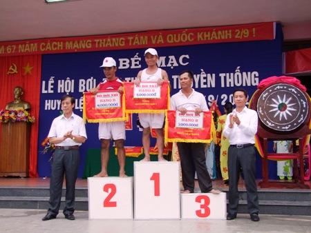 ...và giây phút mừng vui của người thắng cuộc