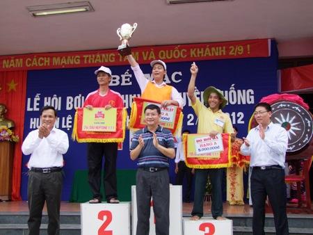 ...và giây phút mừng vui của người thắng cuộc