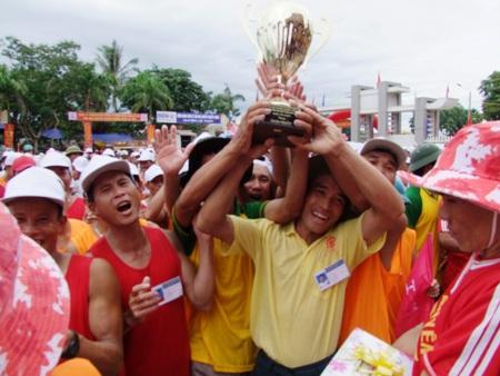 ...và giây phút mừng vui của người thắng cuộc