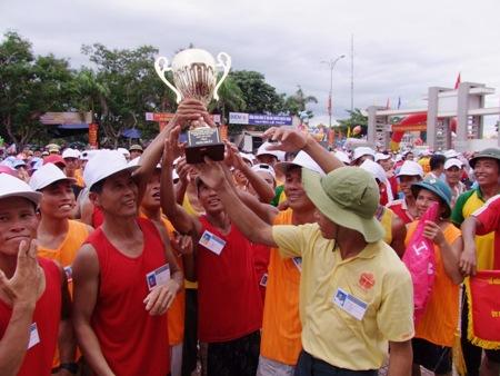 ...và giây phút mừng vui của người thắng cuộc