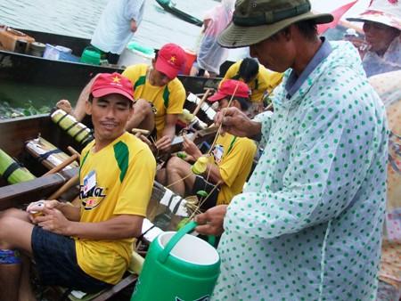 Huấn luyện viên chăm sóc các tay chèo trước khi vào cuộc