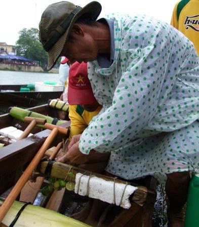 Huấn luyện viên chăm sóc các tay chèo trước khi vào cuộc
