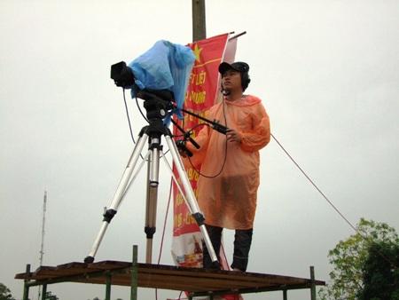Phóng viên tác nghiệp trong mưa