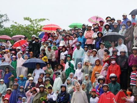 Lực lượng công an cũng hết sức vất vả để bảo vệ đường đua an toàn cho các đội