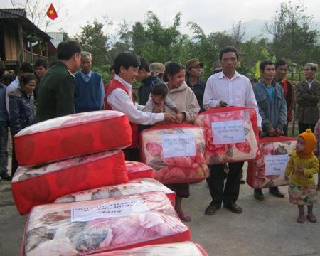 Hội chữ thập đỏ Quảng Bình tặng chăn bông cho các hộ dân bản Làng Ho, xã Kim Thủy, huyện Lệ Thủy