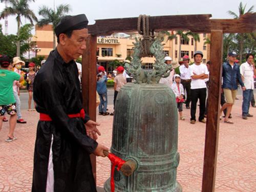 Đánh trống, chuông khai hội đua thuyền 2