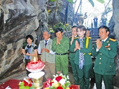 Trước đền thờ các liệt sỹ đường 20 Quyết Thắng. Ảnh: XB