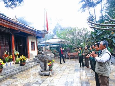 Trước đền thờ các liệt sỹ đường 20 Quyết Thắng. Ảnh: XB.