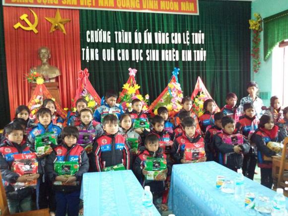 Quà Tết đến với trẻ em vùng cao Quảng Bình