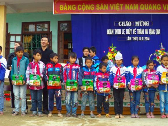 Quà Tết đến với trẻ em vùng cao Quảng Bình