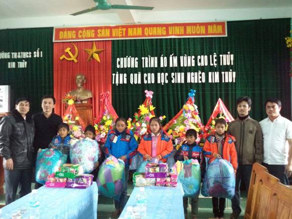 Quà Tết đến với trẻ em vùng cao Quảng Bình