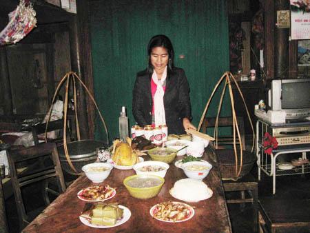 Một phụ nữ Minh Hoá chuẩn bị mâm cỗ chuẩn bị gánh đến nhà cha mẹ.