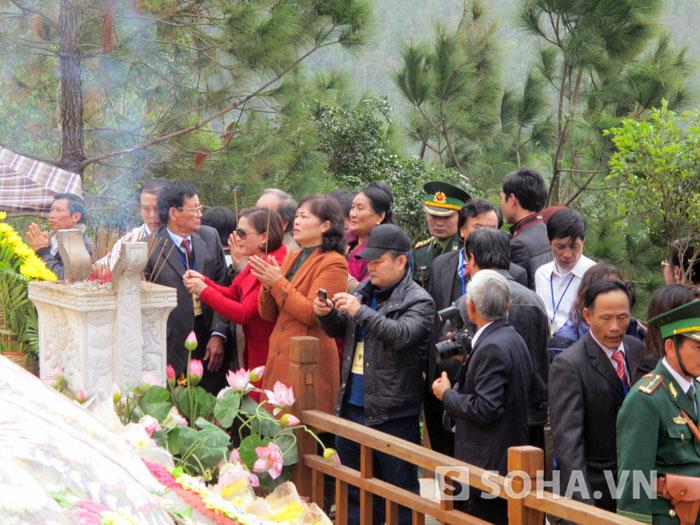 Nhiều khách nước ngoài viếng mộ Đại tướng trong những ngày Tết