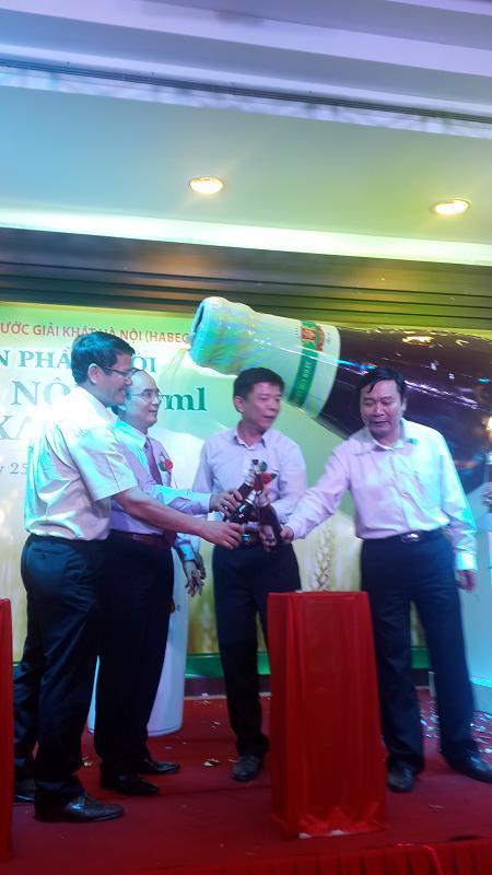 Bốn nhà lãnh đạo cùng nhau nâng cốc chúc mừng thành công lễ ra mắt sản phẩm bia chai HN nhãn xanh 
