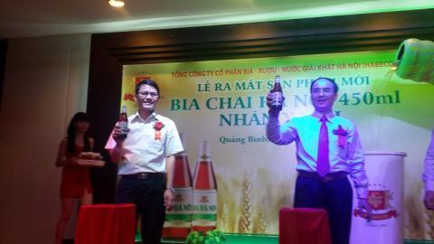 Tổng giám đốc công ty Cổ phần Bia – Rượu – Nước giải khát Hà Nội (bên phải) cùng Giám đốc Sở Công Thương tỉnh Quảng Bình (bên trái) 