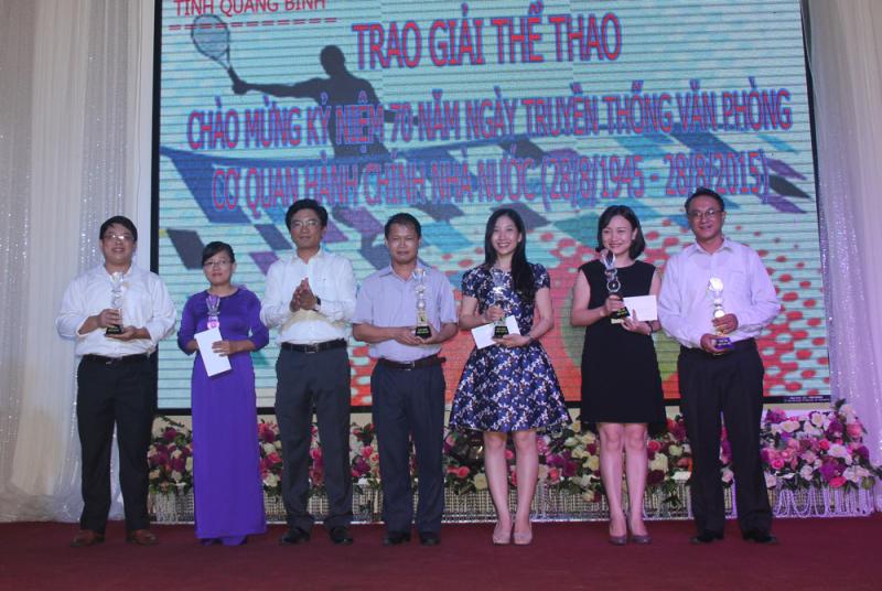 Đồng chí Trương An Ninh, Chánh Văn phòng trao giải cho các VĐV đạt thành tích cao môn cầu lông