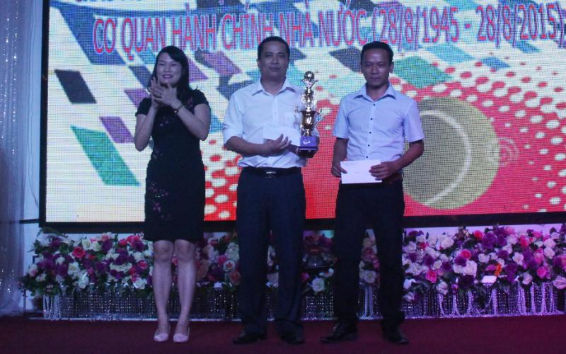 Đồng chí Hoàng Thị Nga, Phó Chánh Văn phòng trao giải cho bộ môn bóng đá