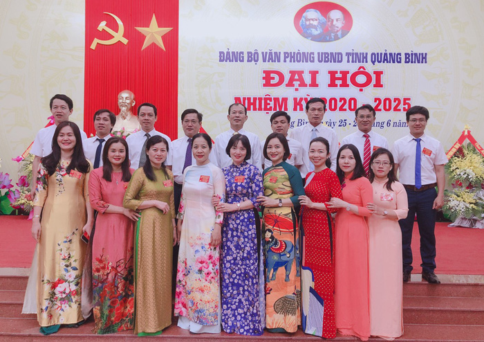 Chi bộ Nội chính Văn xã chụp hình lưu niệm