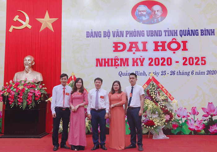 Chi bộ Hành chính công chụp hình lưu niệm