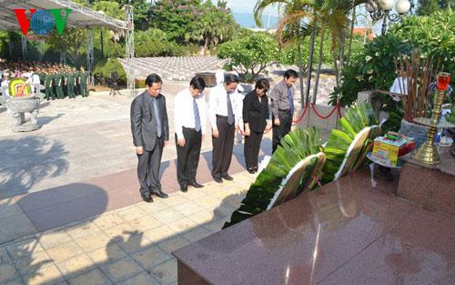 Đại diện lãnh đạo tỉnh Quảng Bình dành phút mặc niệm bày tỏ lòng tri ân và biết ơn sâu sắc với các anh hùng liệt sĩ