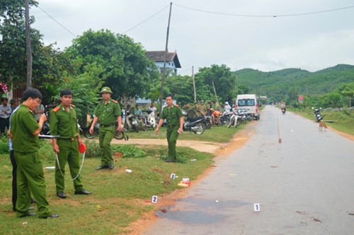 Cơ quan CA đang tiến hành khám nghiệm hiện trường xảy ra vụ hỗn chiến
